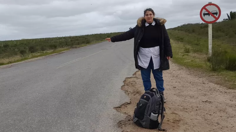 La maestra que cada día recorre 200 kilómetros haciendo autostop para dar clase a dos niños en medio del campo en Uruguay