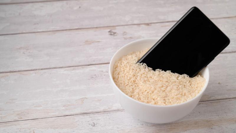 Por qué Apple desaconseja secar un iPhone con arroz (y qué hacer cuando se moja)