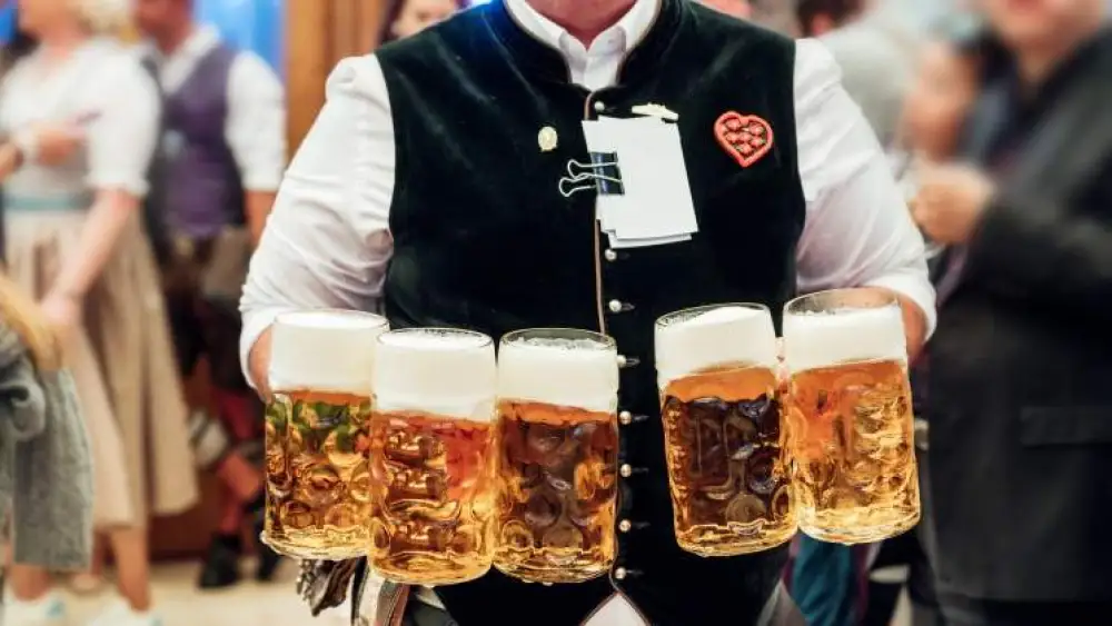 ¡Récord total! 55 alemanes tomaron más de 1.200 cervezas en casi tres horas