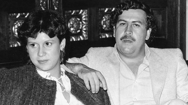 El final de Pablo Escobar en La Casa Azul acorralado junto a su familia, que lo vio llorar como un niño