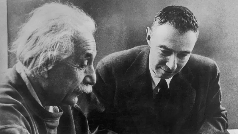 Oppenheimer y Einstein: la complicada relación entre el "padre" de la bomba atómica y el nobel de Física