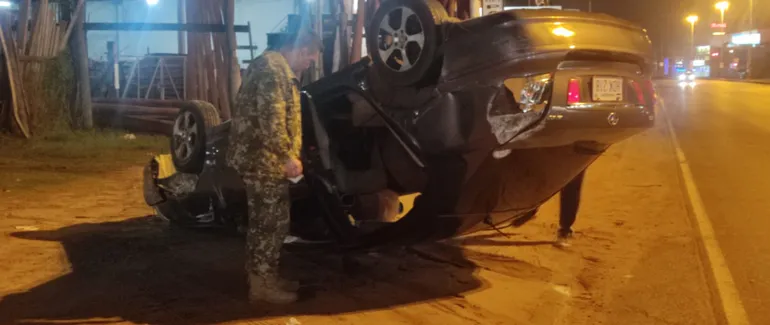 Militar borracho al volante volcó pero salió ileso